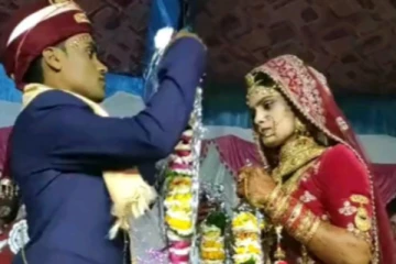 மகிழ்ச்சியாக  மாலை அணிவித்த மணமகன்! அடுத்த நிமிடம் நடந்த சம்பவத்தால் அதிர்ச்சியில் சிலையான  மணமகள்... வைரலாகும் காட்சி