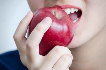 தூங்கும் முன் ஆப்பிள் சாப்பிட்டால் ஆபத்தா? ஆப்பிள் சாப்பிட சிறந்த நேரம்