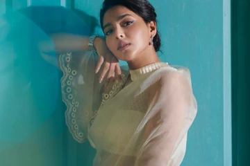 ஐஸ்வர்யா லக்ஷ்மி ட்ரான்ஸ்பரென்ட் சேலையில் அழகிய போஸ்