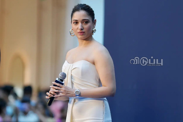 விமானநிலையில் காலில் விழுந்த ரசிகை!! ரோட்டிலேயே கண்ணீர்விட்டு அழுத நடிகை தமன்னா.. | Tamannaahbhatia Gets Emotional For Lady Tattoo