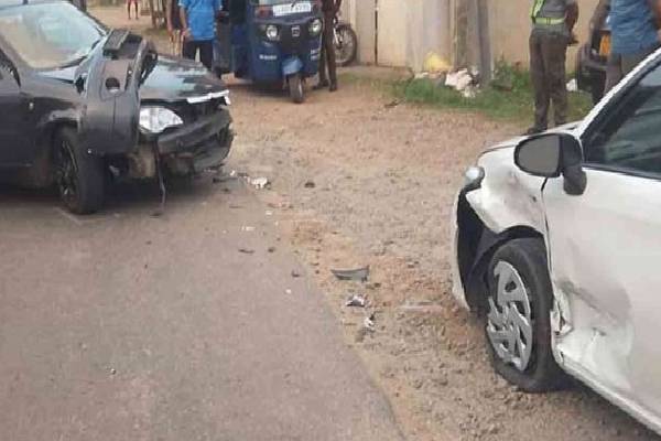 முன்னாள் சபாநாயகர் அசோக ரன்வலவின் மனைவி கார் விபத்தில் காயம் | Former Ashoka Ranwala Wife Injured Car Accident