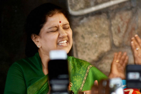 அதிமுகவினரை நீக்குவது அதிர்ச்சியை அளிக்கிறது... என்ன சொன்னாலும் அதிமுகவை விட்டு விட மாட்டேன் - சசிகலா! | Tamilnadu Politics