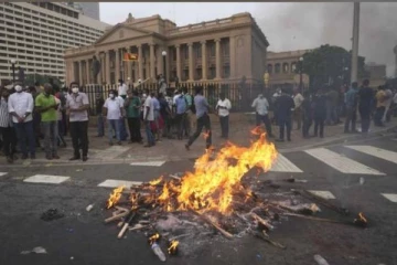 இலங்கையில் பதற்றம்.. உடனடியாக அவசரநிலை பிரகடனம் அறிவிப்பு!