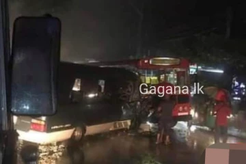 තවත් බස් රථ දෙකක් මුහුණට මුහුණ ගැටෙයි..රියදුරු මියයයි.(PHOTOS)