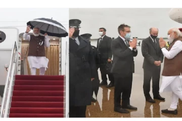 குடையுடன் விமானத்திலிருந்து இறங்கிய பிரதமர் மோடி : அமெரிக்காவில் உற்சாக வரவேற்பு - வைரல் வீடியோ