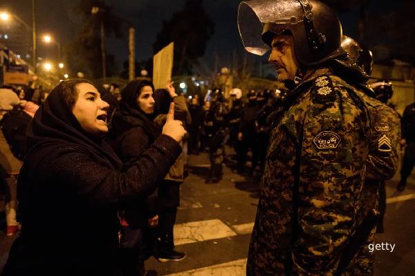 குருவிகளைப் போல் சுட்டு வீழ்த்தப்பட்ட மக்கள்... ஈரானிய இசைக்கலைஞர் வெளிப்படை | Massacre On Iran Streets