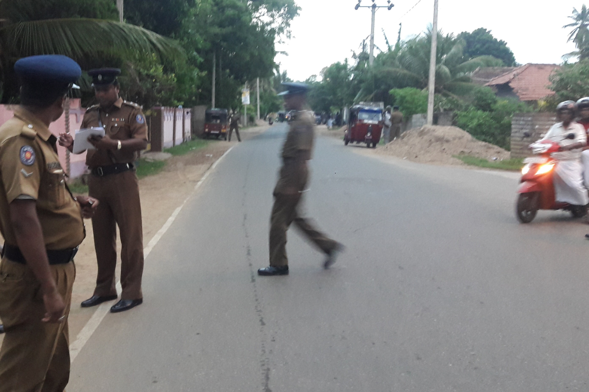 யாழில் அடையாள அட்டை இல்லை ; வலுக்கட்டாயமாக ஏற்றிச்சென்ற பொலிசார் | No Id Card In Jaffna Police Arrest Man யாழில் அடையாள அட்டை இல்லை ; வலுக்கட்டாயமாக ஏற்றிச்சென்ற பொலிசார் | No Id Card In Jaffna Police Arrest Man