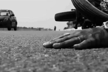 තිදෙනෙකු ගිය යතුරුපැදියෙන් නොසැලකිලිමත්කම නිසා දෙදෙනෙකු මරුට...