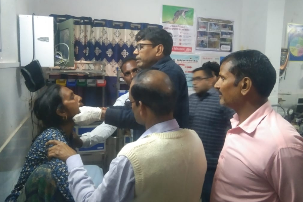 பானிபூரி சாப்பிட வாயை திறந்த பெண்ணுக்கு நேர்ந்த சோகம் - வாயை மூட முடியாமல் தவிப்பு | Up Women Cant Close Mouth While Eat Pani Puri