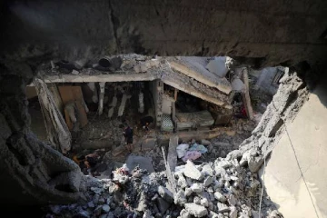 பல நாள் பட்டினியுடன் தூக்கத்தில் இருந்த காஸா குடும்பம் மீது இஸ்ரேல் தாக்குதல்