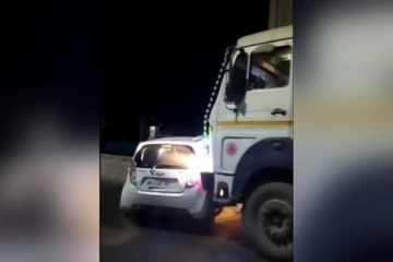 கார் மீது 22 சக்கர கண்டெய்னர் டிரக் மோதி விபத்து... - சுமார் 3 கி.மீட்டர் தூரம் இழுத்துச் சென்ற சம்பவம்..!