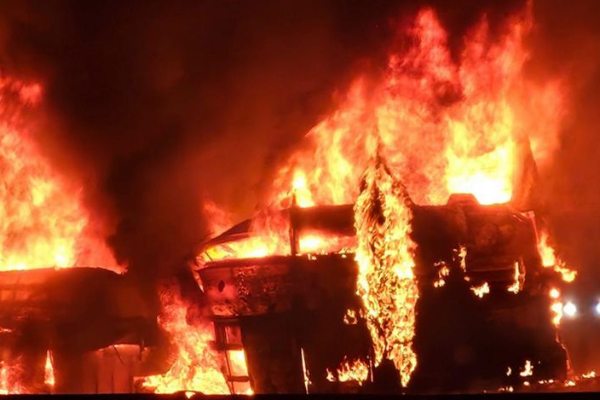 கிருஸ்துமஸ் நாளில் பெரும் துயரம்; பேருந்து தீப்பிடித்து 17 பேர்பலி | Christmas Day Bus Catches Fire 17 Killed Karnataka