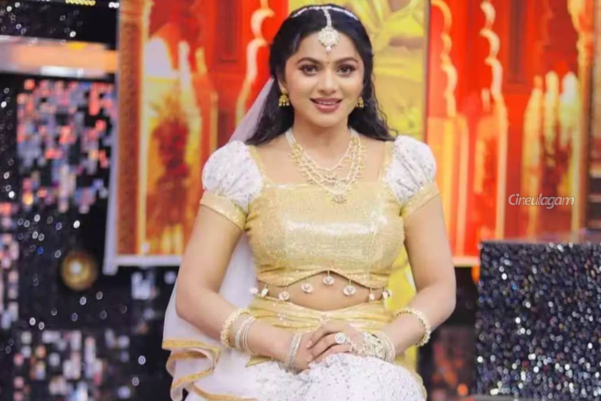 பிரபல நடிகரின் படத்தில் நாயகியாக நடிக்கப்போகும் சீரியல் நடிகை டெல்னா டேவிஸ்... பூஜை போட்டோ.. | Serial Actress Delna Davis First Movie Pooja