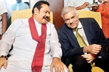 வரலாற்றில் முதல் தடவையாக ஆளும் கட்சி வரிசையில் ரணில்,மகிந்த