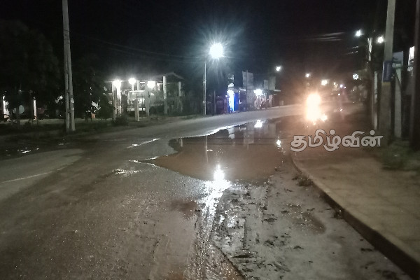 முல்லைத்தீவில் போக்குவரத்துக்கு இடையூறாக அமைந்த செயல் - பொதுமக்கள் விசனம் (Photos) | Traffic Obstruction In Mullaithivi Public Complain
