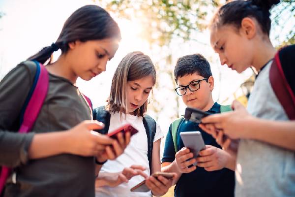 15 வயதுக்குட்பட்ட சிறார்கள் சமூக ஊடகங்களை பயன்படுத்த தடை! எந்த நாட்டில் தெரியுமா? | Denmark Social Media Ban For Under 15 Children 15 வயதுக்குட்பட்ட சிறார்கள் சமூக ஊடகங்களை பயன்படுத்த தடை! எந்த நாட்டில் தெரியுமா? | Denmark Social Media Ban For Under 15 Children