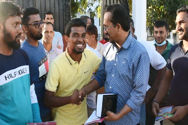 ஜே.வி.பி முக்கியஸ்தர்களிடம் புனித அல்குர்ஆன் சிங்களப் பிரதி கையளிப்பு(Photo) | Handing Sinhala Copy Holy Quran To Jvp Leaders