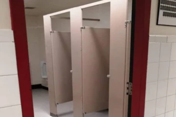 கனேடிய நகரம் ஒன்றில் பள்ளி கழிவறைகளில் கதவுகள் அகற்றப்பட்டிருந்ததால் அதிர்ச்சியடைந்த மாணவமாணவிகள்