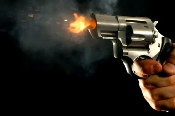 ගමක් බිය වැද්දු වෙඩි තැබීමකින් තරුණයකු ජිවිතක්ෂයට (VIDEO)