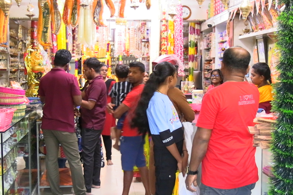 தைப்பொங்கல் பொருட்கொள்வனவில் மட்டக்களப்பு மக்கள் மும்மரம் | People In Batticaloa Shopping For Thai Pongal