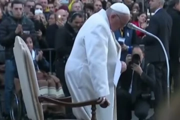 පාප් වහන්සේගේ ඇස්වලින් කඳුළු වැටෙයි.. (VIDEO)