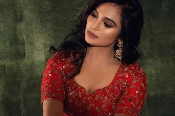 இந்த அடக்கவுடக்கம் பிடிச்சிருக்கு!! நடிகை ரம்யா பாண்டியனின் க்யூட் புகைப்படங்கள்..