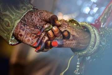 கொரோனாவை கண்டுகொள்ளாமல் 250 பேரை வைத்து திருமணம்! அதிர்ச்சியில் மணமகன்..