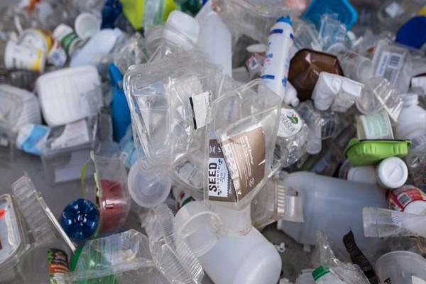 கனடாவில் விரைவில் அமுலுக்கு வரவுள்ள தடை | Canada S Single Use Plastics Ban Comes Into Effect