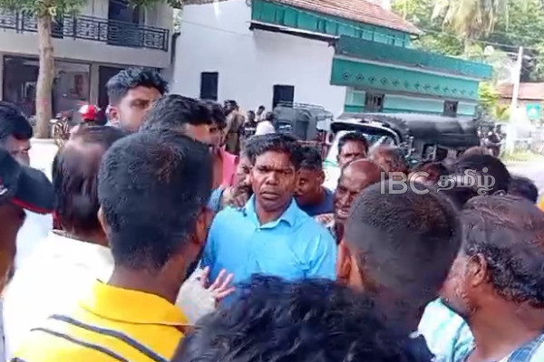 சற்றுமுன் யாழ். மாநகர சபையில் கடும் வாக்குவாதம் | Jaffna Mayor Refuses To Meet Street Protesters