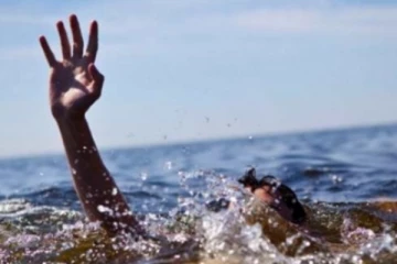 රළ පහරකට හසු වී තරුණියක් ජිවිතක්ෂයට..