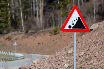 பிரான்சில் சுற்றுலா சென்ற கார் மீது விழுந்த பாறைகள்: இளம் ஜோடி பலி