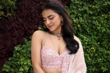 ஷ்ரத்தா ஸ்ரீநாத் செம ஹாட் உடையில் கவர்ச்சி போட்டோஷூட்