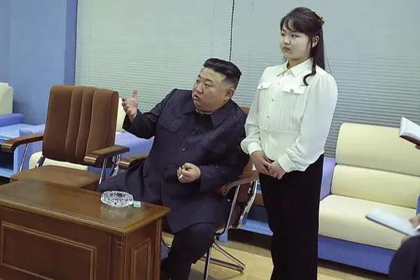 முதல் உளவு செயற்கைக்கோளை விண்ணில் ஏவும் வட கொரியா! | North Korea Launches The First Spy Satellite
