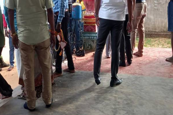 யாழில் இந்து ஆலயத்திற்குள் காலணிகளுடன் நுழைந்த சஜித்தின் காவலர்கள்! | Sajith Guards Entered Temple In Jaffna With Shoes