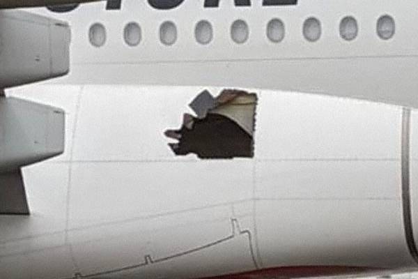 நடுவானில் விமானத்தில் ஓட்டை : தப்பிய பயணிகள் வைரலாகும் புகைப்படம் | Emirates Plane With Hole 14 Hours