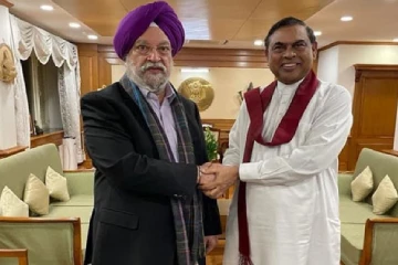 இந்திய பெட்ரோலியத்துறை அமைச்சரை சந்தித்த அமைச்சர் பசில் (Photos)