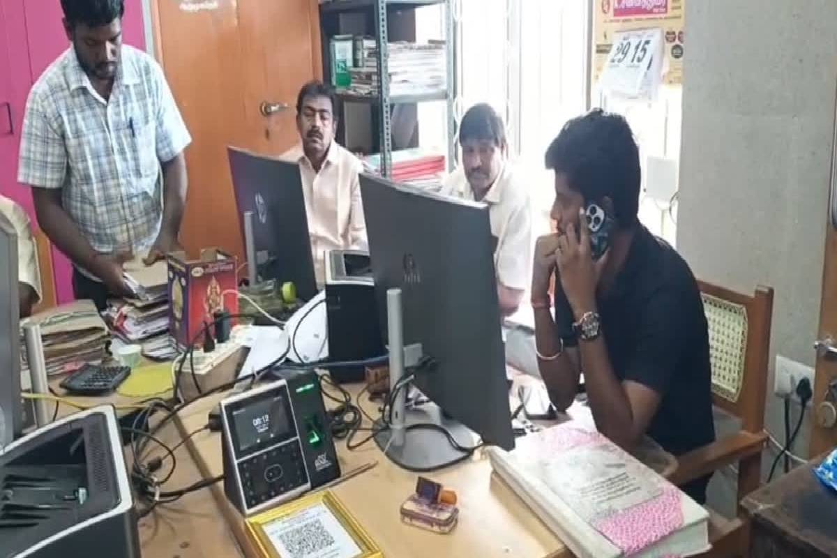 விரைவு தரிசனத்துக்கு அமைச்சரிடமே ரூ.4000 கேட்ட அர்ச்சகர் - திருச்சந்தூரில் பரபரப்பு | Cash For Darshan Row At Tiruchendur Temple