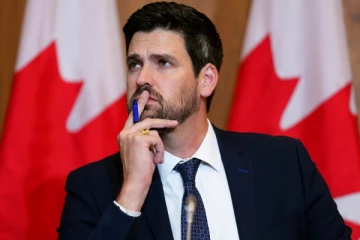 வெளிநாட்டு மாணவர்கள் எண்ணிக்கையைக் கட்டுப்படுத்தும் திட்டம்: பின்வாங்கினார் கனேடிய அமைச்சர்