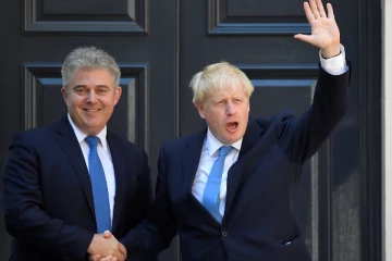 பதவி விலக அடம் பிடிக்கும் போரிஸ் ஜான்சன்; மற்றுமொரு முக்கியஸ்தர் இராஜினாமா!