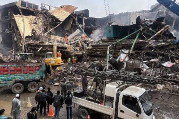 பாகிஸ்தானில் ஏற்பட்ட திடீர் தீ விபத்தில் 73 பேர் உயிரிழப்பு ; மீட்புக் குழுவினர் கடும் சோதனையில்