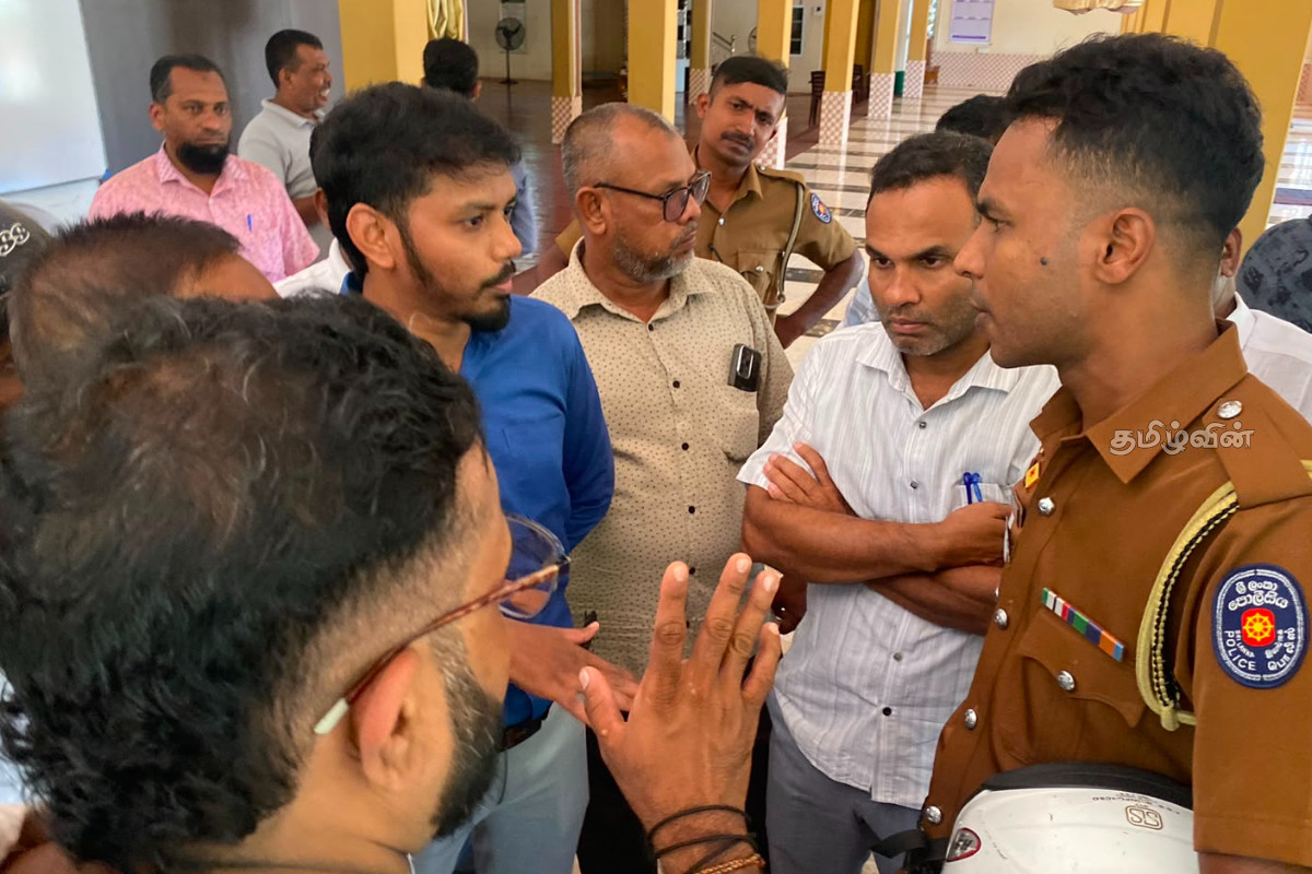வருமான வரி அறவீட்டில் ஏற்பட்ட குழப்பம் - நிலைமையை கட்டுக்குள் கொண்டு வந்த பொலிஸார் | Confusion Regarding Income Tax Collection வருமான வரி அறவீட்டில் ஏற்பட்ட குழப்பம் - நிலைமையை கட்டுக்குள் கொண்டு வந்த பொலிஸார் | Confusion Regarding Income Tax Collection