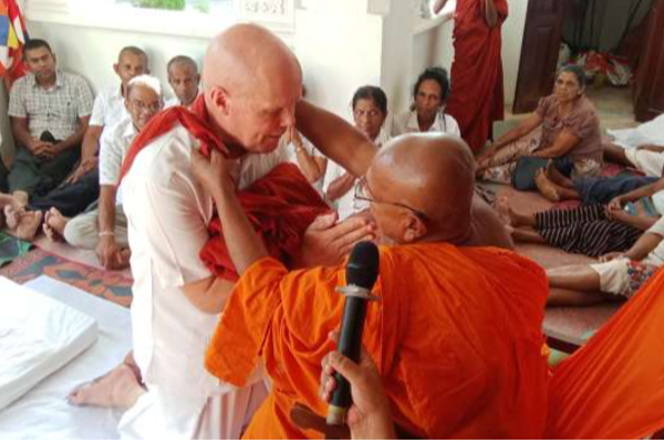 இலங்கையில் பலரின் கவனத்தை ஈர்த்துள்ள பிரித்தானிய நாட்டவரின் செயல் | Gareth Thompson Ordained At Vijeyananda Temple