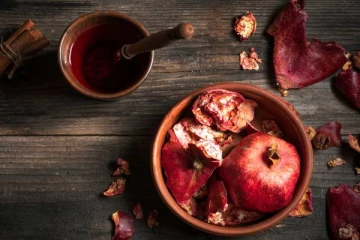 பேரழகியாக ஜொலிக்கணுமா? அப்போ இனி மாதுளை சாப்பிட்டு தோலை தூக்கி வீசாதீங்க!