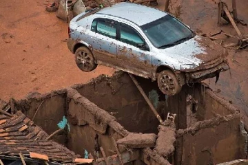 அணை உடைந்து ஒரு கிராமமே மொத்தமாக புதைந்த துயரம்... ரூ 74,000 கோடி அபராதம் விதிப்பு