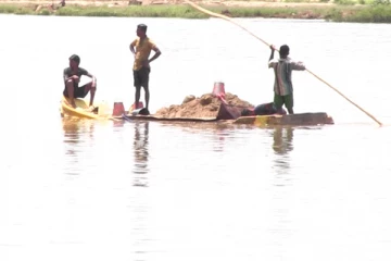 මහවැලි නදියෙන් මතු වූ අමුතු කළගෙඩි දෙක හොර රහසේම අරන් කළ දේ.