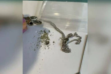 அமேசானில்  நெக்லஸ் ஆர்டர் செய்த கனடிய இளம்பெண்; காத்திருந்த பேரதிர்ச்சி