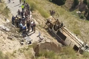 பிரபல நாடொன்றில் பள்ளத்தில் கவிழந்த பஸ்: 7 பேருக்கு நேர்ந்த பரிதாபம்!