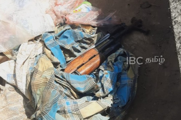 யாழ். பல்கலையில் மீட்கப்பட்ட T56 உள்ளிட்ட ஆயுதங்கள்...! உள்ளே வந்த கால பின்னணி | T56 Assault Rifle Found Within Jaffna Uni Premises யாழ். பல்கலையில் மீட்கப்பட்ட T56 உள்ளிட்ட ஆயுதங்கள்...! உள்ளே வந்த கால பின்னணி | T56 Assault Rifle Found Within Jaffna Uni Premises