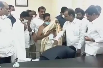 தெலுங்கானாவில் முதலமைச்சர் காலில் விழுந்த மாவட்ட ஆட்சியர்!