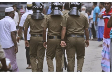 வெளிநாட்டுத் துப்பாக்கியுடன் ஐவர் வசமாக சிக்கினர்!